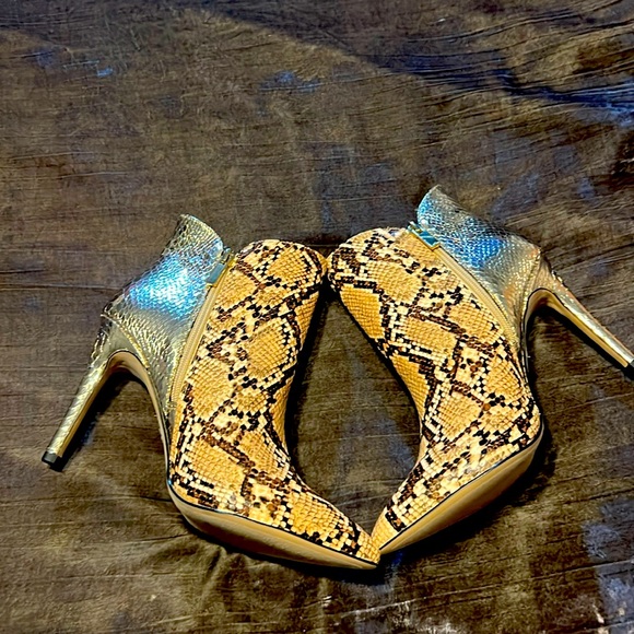 BCBGENERATION GOLD SNAKE SKIN BOOTS -8.  Slight scratch on right heel (last pic) - Picture 3 of 7